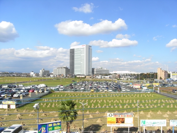 ＪＲ、小田急線、相鉄線の海老名駅を出ると、目の前に見える新棟　駅員さんに訊かなくてもすぐわかる