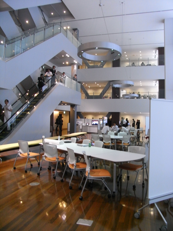 3フロアが一体となったコラボスペース ミニスカートの方は、ちょとだけご注意を