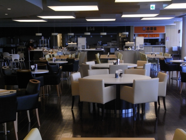 13階のカフェテリアには吉野家も　 晴れた日には、23階から東京スカイツリーも見える