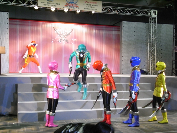 これから新戦隊で撮影します。ちょっと待って、ゴーカイグリーンさんあなたは残ってください