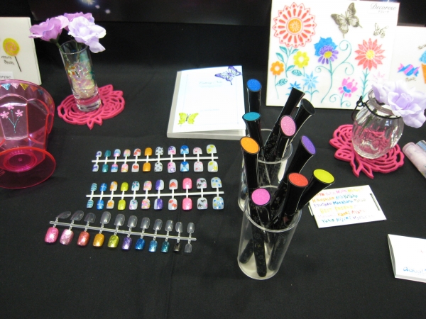 まるで化粧品のようなフォルムのペン「デコレーゼ」全10色　㈱サクラクレパス