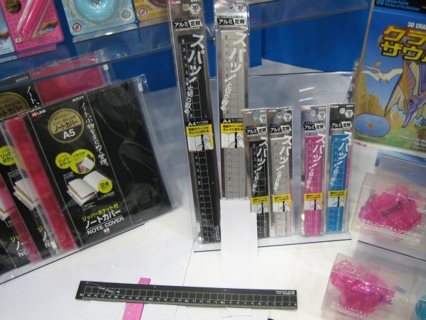 紙をスパッ！ときれいに切れる「アルミ定規」　クツワ㈱