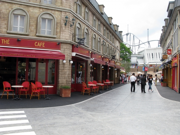 焼きたてのパンの香りが漂う、おしゃれで陽気なパリの街並みを感じ、ティータイムを楽しんでみては？