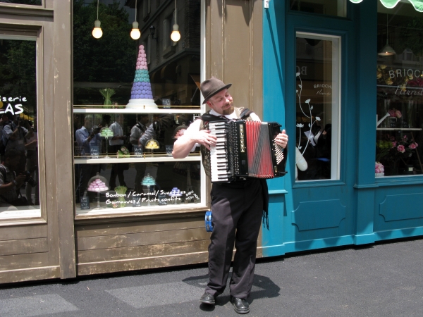 アコーディオンが奏でる、華麗なシャンソンの演奏を聴いていると、シャンゼリゼ通りに居るのかと！？