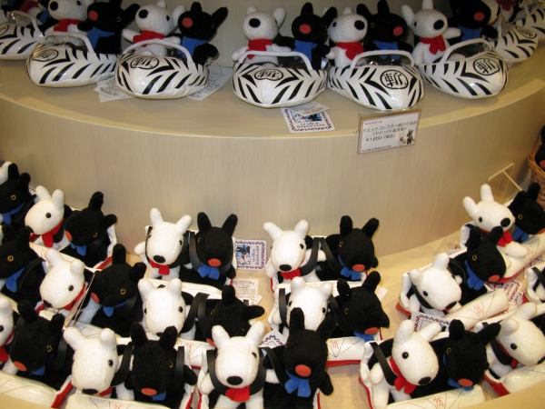 富士急ハイランドならではの限定商品ですよ！高飛車・ドドンパの絶叫マシーンを楽しむリサとガスパール