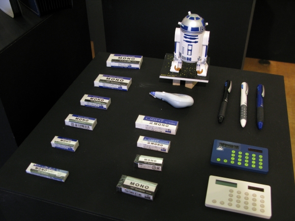 トンボ鉛筆『MONO 』をイメージし、爽やかなブルー・ホワイト・ブラックで統一した売場提案