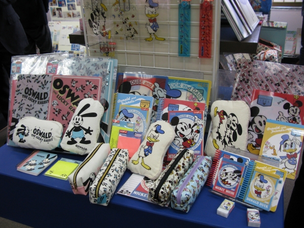 ミッキーマウスが誕生するさらに前、1927年に制作されたオズワルド。文具で登場！サンスター文具