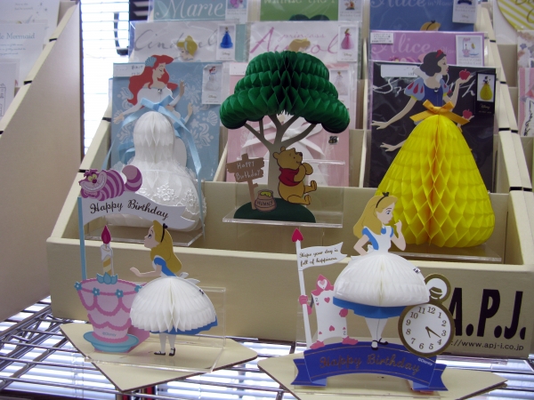 インテリアとしてもカワイイ！ディズニースタンディング「Card」。アートプリントジャパン