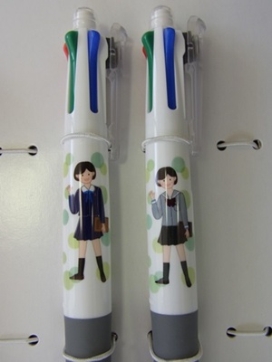 写真を添えて注文すれば、制服姿のイラストペンがつくれる
