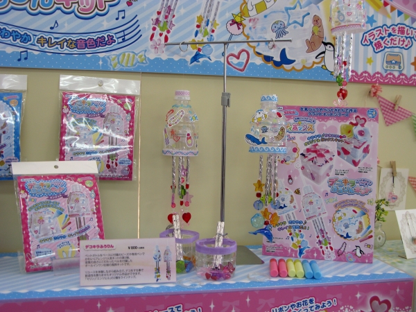 ペットボトルを使って風鈴作り。デザインはマリン・エンジェル「エコデコキット デコキラふうりんキット」