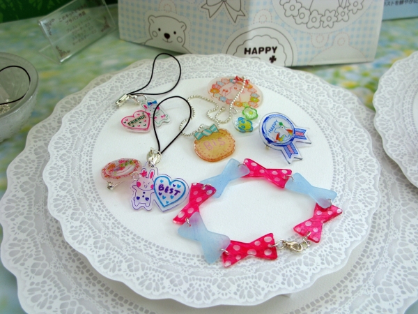 特殊な印刷を施した半透明のプラ板を使用、鉛筆や色鉛筆で直接描くことができる「マイプラアクセサリー」