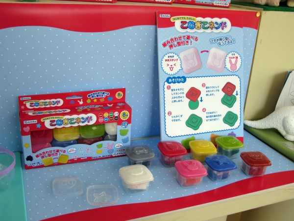 主成分は食品の小麦粉を使用。パッチテスト済で年少者のデリケートな肌にも安全性の高い粘土「こむぎネンド」