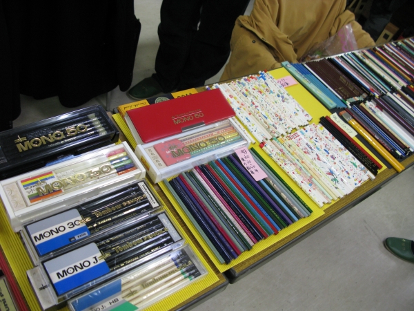 児童・生徒向け鉛筆の展示と色々な鉛筆の試し書きと一部鉛筆のプレゼントも！ものぐさ博物館　館長