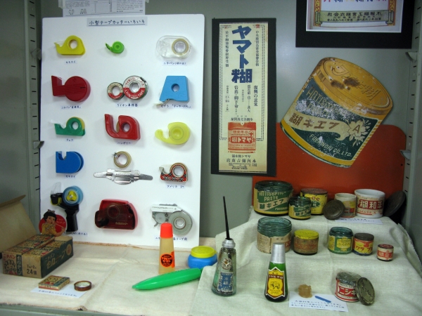 不易糊工業は、1898年に国内で初めて澱粉糊を開発。以来、ヤマトと共に国内の糊生産をリードしている