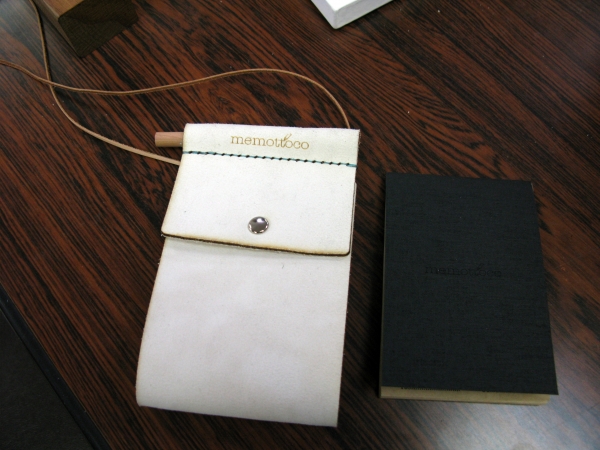 白いトコ革で、ネックストラップ付きのメモ帳（A7サイズ）をつくりましょう！「手縫いの革文具『めもっトコ』」＆B