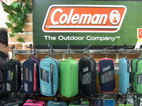 キャンプ用品と同じ素材、色を取り入れ「どこでも使えるアウトドアステーショナリー」を提案