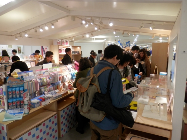 オープンから多くのお客で賑わう会場