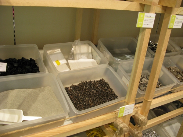 この素材がどんな物に使われ、どんな物に生まれ変わるのか実際に触れることができる