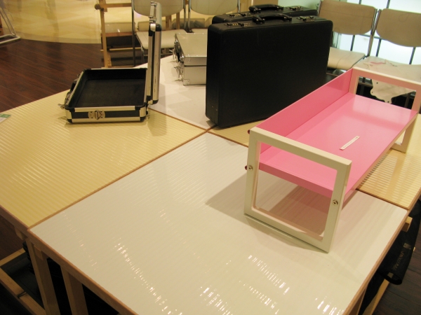 ユニットバスのパネルを再利用した机。天板部分は、書いたり、消したりすることができる