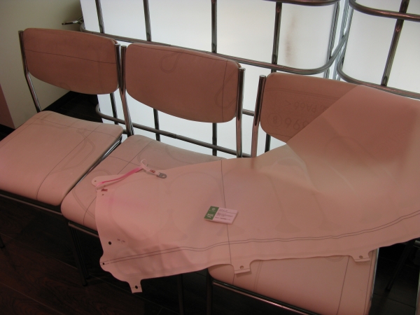 パイプ椅子の座面と背もたれに、車のエアアバックを再利用