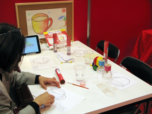 ファーバーカステル水彩色鉛筆丸缶12色セットをプレゼント。「体験コーナー」　　シヤチハタ