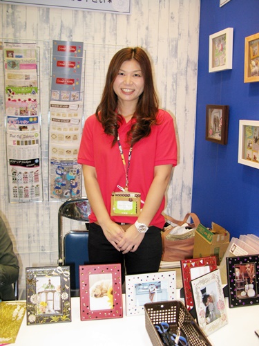 はがして貼るだけでキレイなエンボス仕様になる「ピールオフステッカー」ワークショップ　ジャパンアート