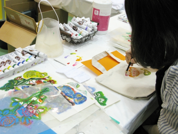 布えのぐを用いたトートバック作りを体験。ステンシルを使用するので簡単です。　ターナー色彩