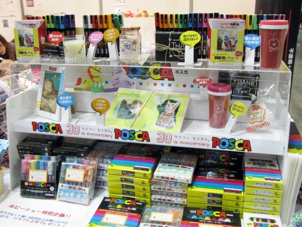 インテリアやギフト、子どもの工作など楽しめる、水性サインペン「ＰＯＳＣＡ」　三菱鉛筆東京販売