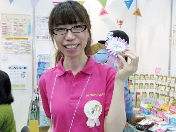 消しゴムはんこでロゼットブローチづくりに参加してもませんか。お待ちしています！　ヒノデワシ