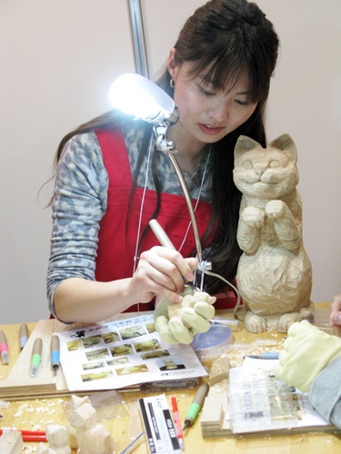 木彫体験！木彫家・戸塚くるみ先生のオリジナルデザイン『ネコ』。道刃物工業