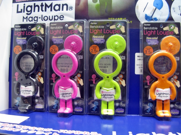 手足を曲げて好きなポーズが作れる、人型ルーペ「ライトマン マグルーペ」6月発売 レイメイ藤井