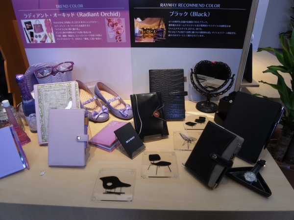 トレンドカラーのラディアント・オーキッドと定番のブラックを集めたコーナー