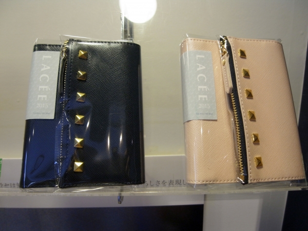 ひときわ異彩を放ったラセの新商品、ピラミッド型のスタッズがアクセント、ファスナーポケット付き