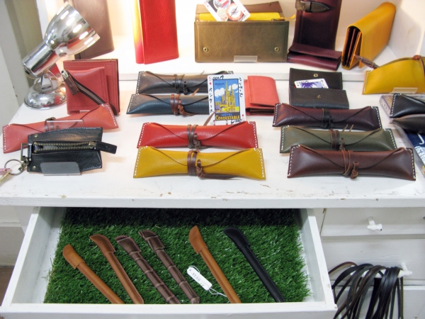 革の持つ張り、しなやかさを最大限に引き出した「ボールペンケース」「ペンケース」デザビレ内（エムリップル）