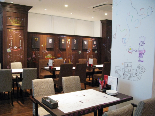 壁、窓、床、柱、テーブル、そしてトイレ、店内全てがキャンパスに