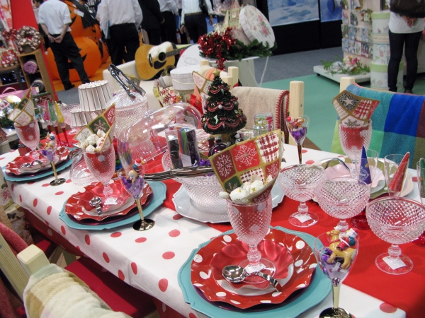 子どもやシニアにも人気！気品漂う食器なのに、プラスチック素材で軽くて、割れない。リビングパーティ