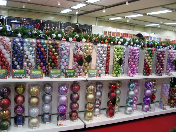 今年のトレンドカラーボールオーナメント　ティント(淡い色）ノクターン（ダークカラー） アレグロ（高彩度色）