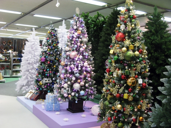 トレンドカラーボールオーナメントを用い豪華なツリー演出