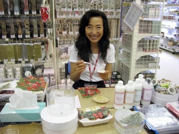  ペーパーナプキンをボンドで貼ってコーティングするだけ、オリジナル小物ができる！デコナップ実演