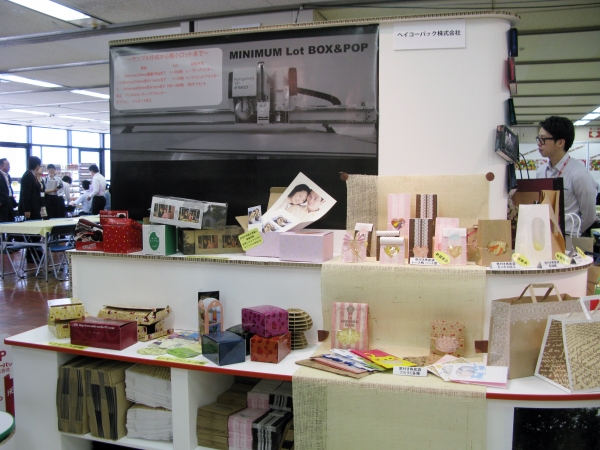箱・紙袋などサンプル作成から極小ロットまで対応します。ちなみに、こちらの展示台も段ボール什器