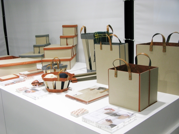 内側のループに紐を固定し、新聞や雑誌をまとめて取り出せるINTERIOR BAG BIGなど「PATTA」コクヨMVP