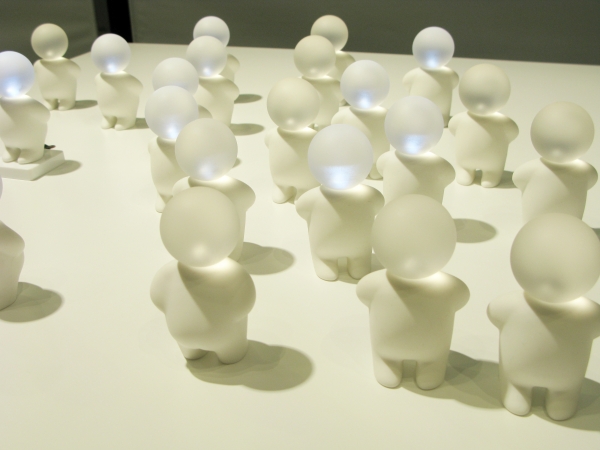 プニュッとした柔らかいお腹を押すと、頭がぱあっと光り、空間とあなたの心を明るく灯す「LUMIBABY」＋d