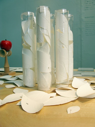 手紙やメモ、栞として本に挟んだり、香りをつけるなど使い方は自由「紙の葉」福永紙工