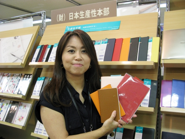 記入欄を大きく、曜日を色分けし見やすい、Ａ6版日曜始まり「ソーリス」など新製品を投入　生産性出版