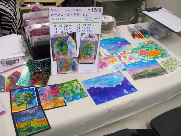 チップボードとユポ紙を使って、観音開きに「オープン・ザ・ドア・タグ」荻野えつみ・ETSUデザインハウス 