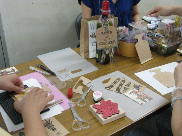 Yukiさんによる人気の高いart doll系のスタンプを使った「着せ替えATCドール」作り　Ciao*Carina