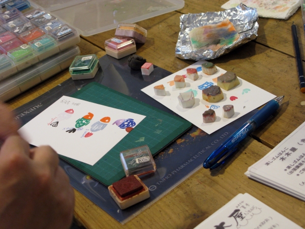 来場された方には、芳名録記帳にかわり、消しゴムはんこを捺してもらっています