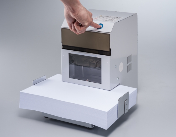 ③スタートボタンを押すだけの簡単操作（穿孔後は、カバーを上げて用紙を取り出す）