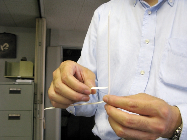 ①本体を2つ折りにし両面テープをはがします