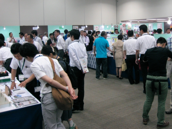 活発な商談が行われている会場の様子